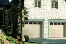 Tips for choosing a traditional garage door design